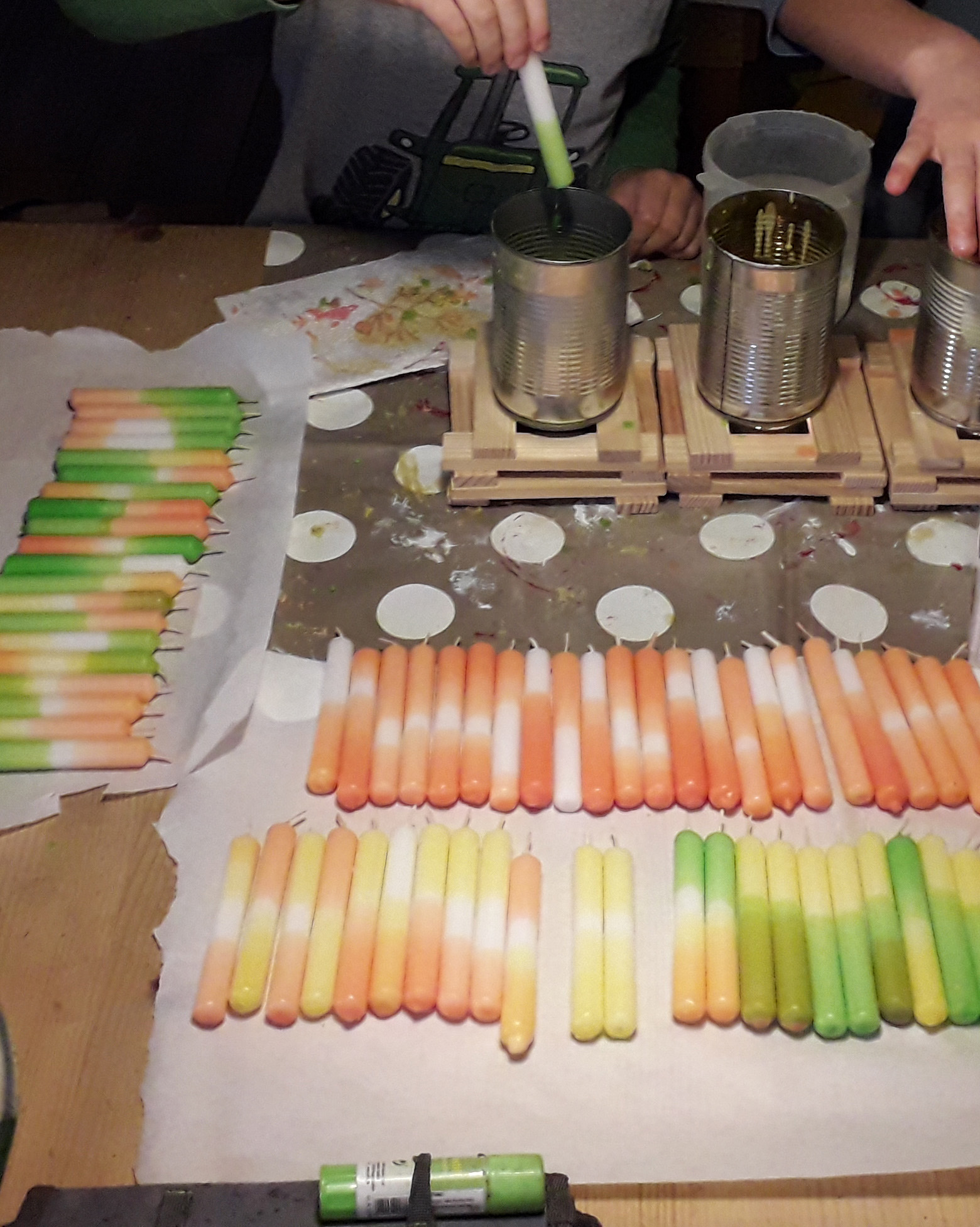 Weihnacht mit Kindern_Kerzen färben
